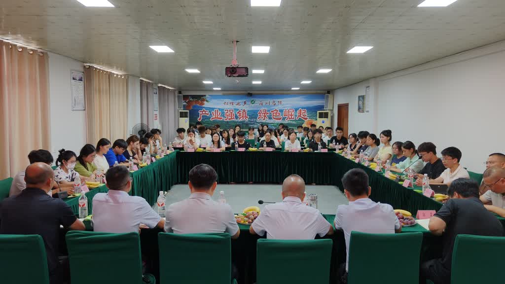 马蹄镇举办2026年优秀大学生座谈会暨捐资助学活动